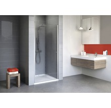 Badezimmer mit Dusche, Waschbecken und Spiegel