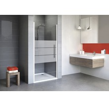 Modernes Badezimmer mit Duschkabine, Waschbeckenunterschrank und Handtüchern