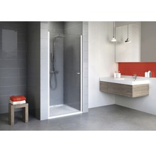 Badezimmer mit Duschkabine, Waschtisch und Spiegel