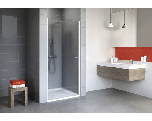Badezimmer mit Duschkabine, Waschtisch und Spiegel