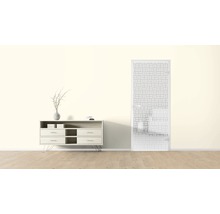 Modernes Wohnzimmer mit Sideboard, Dekoration und Innentür mit geometrischem Muster.