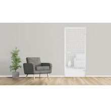 Helles Zimmer mit Sessel, Pflanze und Glastür mit Rechteckmuster