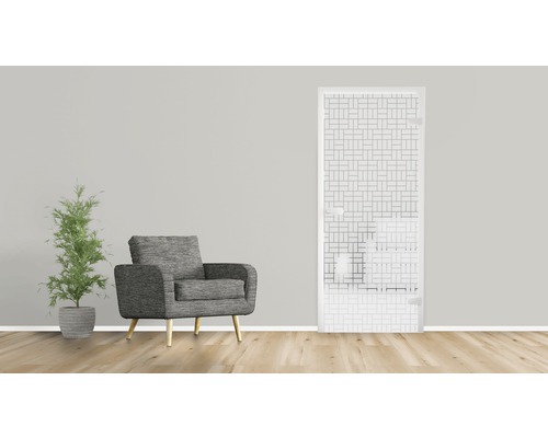 Helles Zimmer mit Sessel, Pflanze und Glastür mit Rechteckmuster