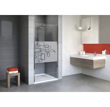 Badezimmer mit Dusche, Waschbecken und Spiegel