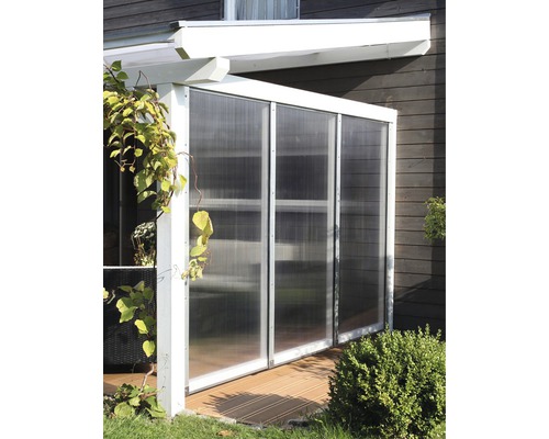 Überdachter Terrassenbereich mit transparenten Wänden und Holzboden