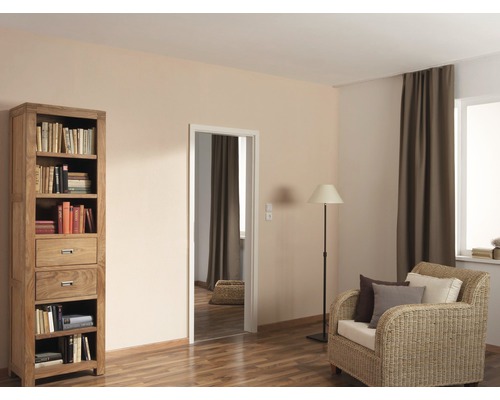 Wohnzimmer mit Bücherregal, Sessel und Stehlampe