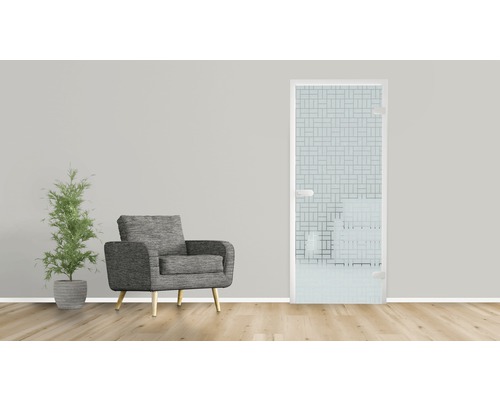 Szene mit einer Duschtür aus Glas mit Muster, einem Sessel und einer Pflanze