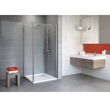 Badezimmer mit Duschkabine, Waschtisch und Spiegel