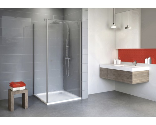 Badezimmer mit Duschkabine, Waschtisch und Spiegel