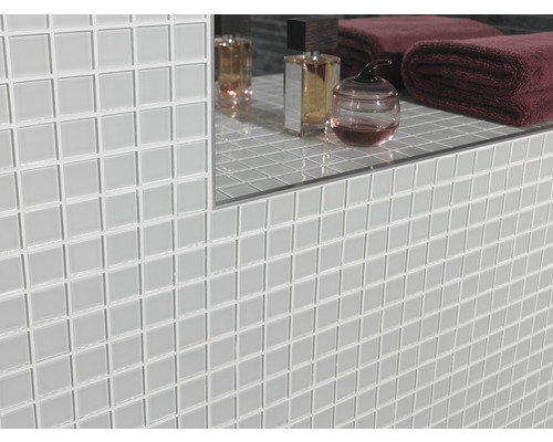 Wand mit hellen Mosaikfliesen im Badezimmer