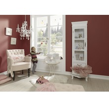 Mädchenzimmer mit Sessel, Vitrine, Kronleuchter und Fensterdekoration
