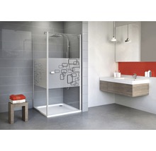 Badezimmer mit Duschkabine, Waschbecken und Spiegel