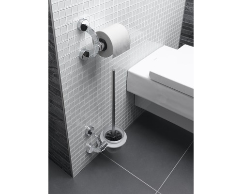 Badezimmer mit Toilettenpapierhalter, Toilettenbürste und Toilette