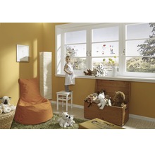 Helles Kinderzimmer mit Fenster, Sitzsack, Kind und Spielzeugtruhe