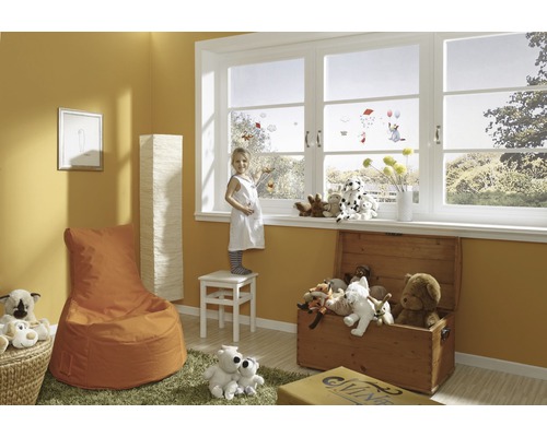 Helles Kinderzimmer mit Fenster, Sitzsack, Kind und Spielzeugtruhe