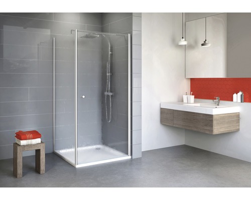Modernes Badezimmer mit Duschkabine, Waschtisch und Spiegel