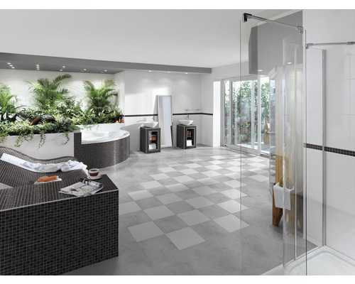 Geräumiges Badezimmer mit Badewanne, Dusche und Waschtischen