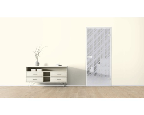 Raumszene mit Kommode und Glastür mit Muster