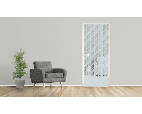 Zimmeransicht mit Sessel und Designtür aus Glas