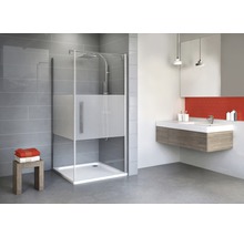 Modernes Badezimmer mit Duschkabine, Waschtisch und Spiegel