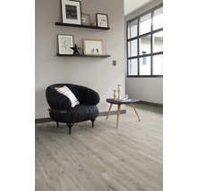 Wohnzimmer mit grauem Vinylboden, Sessel und Beistelltisch