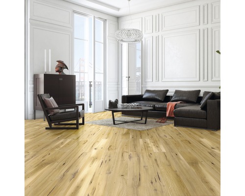 Wohnzimmer mit Holzboden, Sofa und Sessel