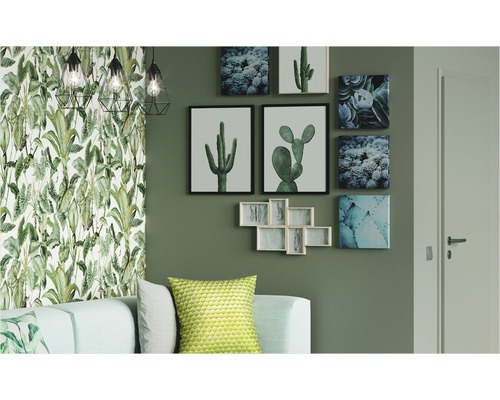 Wohnzimmer mit Sofa, Kissen, Wandbildern, Tapete und Pendelleuchten im botanischen Stil