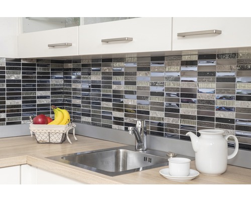 Küchenspüle mit Mosaikfliesenrückwand und Küchenutensilien