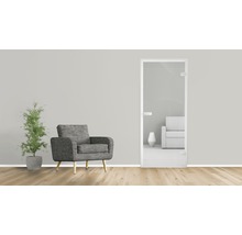 Zimmer mit einer Glastür, einem Sessel und einer Pflanze