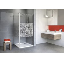 Badezimmer mit Duschkabine und Waschtisch