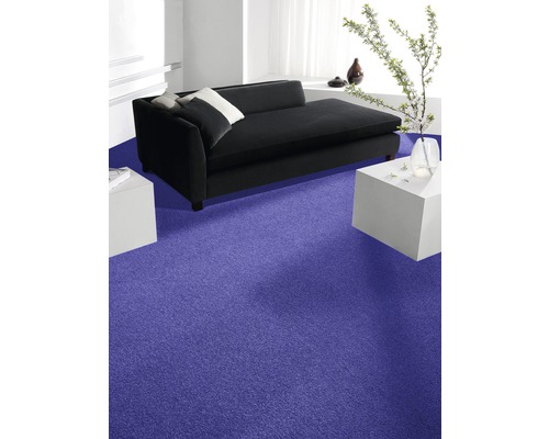 Lounge mit schwarzem Sofa und lila Teppichboden