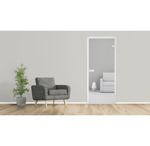 Raumansicht mit Glastür, Sessel und Pflanze im Topf