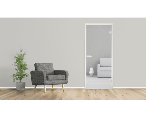 Raumansicht mit Glastür, Sessel und Pflanze im Topf