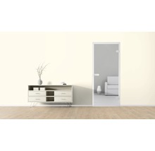 Heller Raum mit Kommode, Dekoration und Innentür mit Glaseinsatz