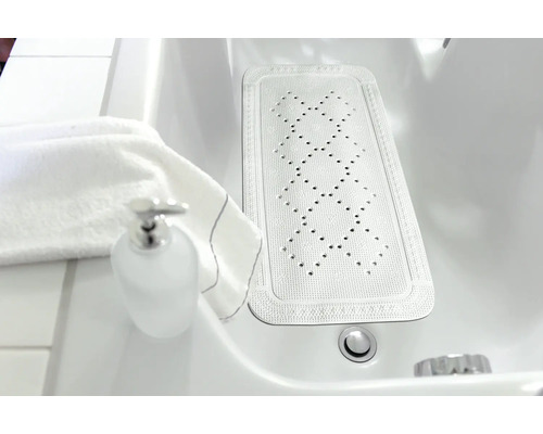 Badewanne mit Badewannenmatte, Handtuch und Seifenspender
