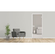 Innenraum mit Sessel, Zimmerpflanze und Innentür aus Glas