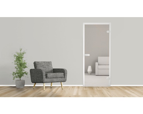 Innenraum mit Sessel, Zimmerpflanze und Innentür aus Glas