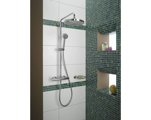 Badezimmer mit Duscharmatur und Mosaikfliesen