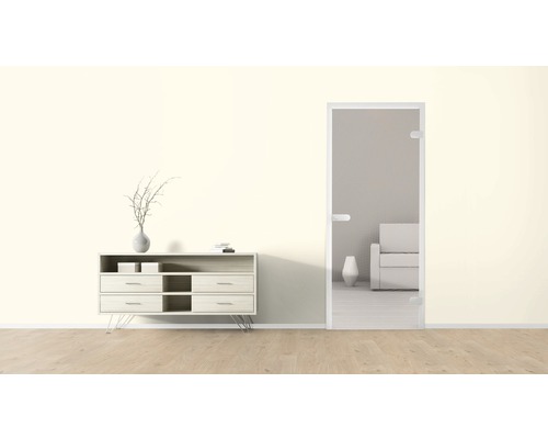 Heller Raum mit Kommode, Dekoration und Glastür