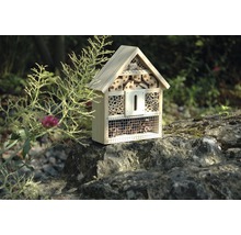 Insektenhotel aus Holz mit verschiedenen Füllmaterialien
