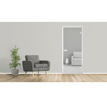 Wohnzimmer mit Sessel, Zimmerpflanze und Glastür