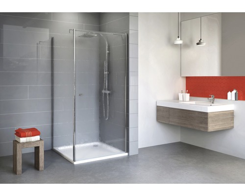 Modernes Badezimmer mit Duschkabine, Waschbecken und Spiegel
