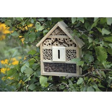 Insektenhotel aus Holz im Garten