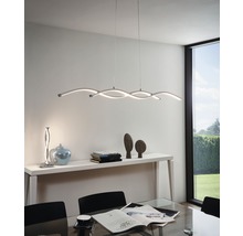 Hängelampe im Esszimmer mit Tisch und Dekoration