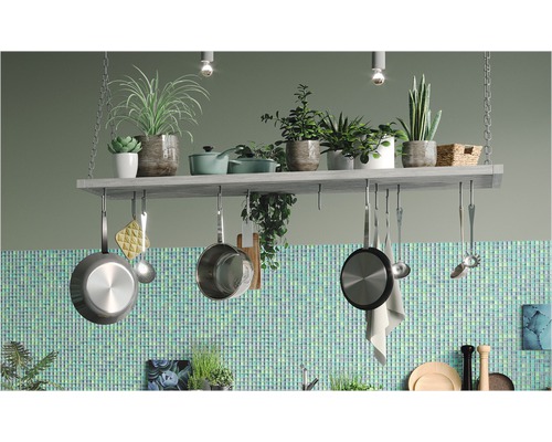 Küchenszene mit hängendem Topfregal, Töpfen, Pflanzen und Küchenutensilien