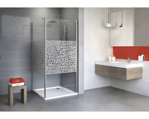 Badezimmer mit Duschkabine, Waschbecken und Hocker mit Handtüchern