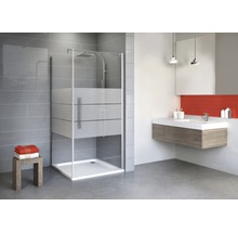 Badezimmer mit Duschkabine, Waschtisch und Spiegel
