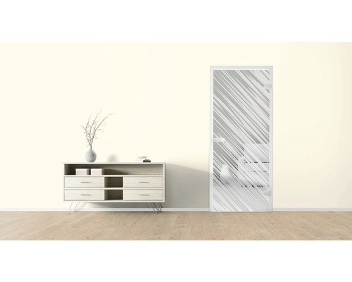 Wohnraum mit Kommode und Innentür mit Streifenmuster.