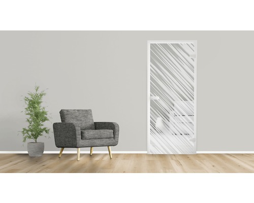 Heller Raum mit Sessel, Topfpflanze und einer Tür mit abstraktem Muster.
