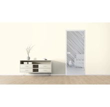 Heller Raum mit Kommode, Dekoration und Glastür mit Dekor